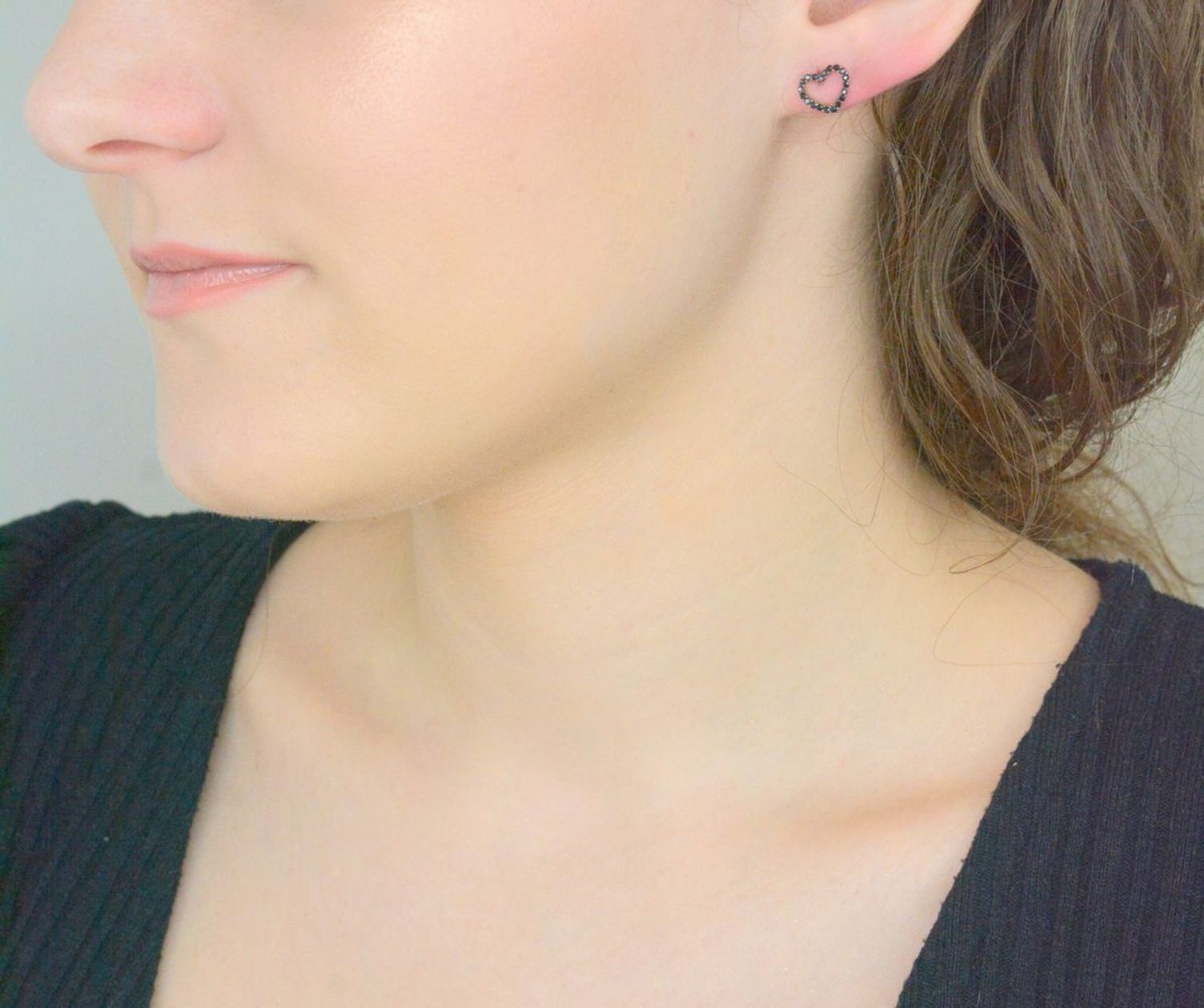 Złote kolczyki serca ozdobione czarnymi cyrkoniami KL 4796 - 333.jpg